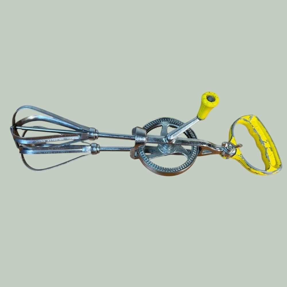 Vintage Dazey Model 810 Hand Crank Egg Beater Yellow Handle St Louis MO Stainles
